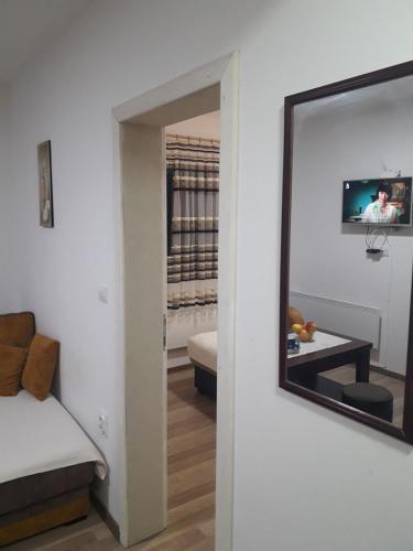 Ένα ή περισσότερα κρεβάτια σε δωμάτιο στο Apartmani Nikola u vili Semeteš