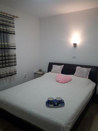 Ένα ή περισσότερα κρεβάτια σε δωμάτιο στο Apartmani Nikola u vili Semeteš