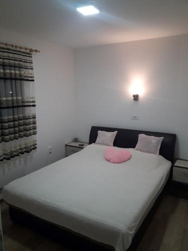Ένα ή περισσότερα κρεβάτια σε δωμάτιο στο Apartmani Nikola u vili Semeteš