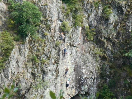 people climbing on a rock wall at Hôtel La Gravenne in Thueyts