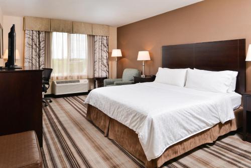 Katil atau katil-katil dalam bilik di Holiday Inn Express & Suites Emporia Northwest, an IHG Hotel