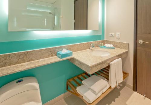 Ett badrum på Holiday Inn Express Yopal, an IHG Hotel