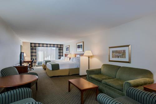 a hotel room with a bed and a couch at Holiday Inn Express Hotel & Suites Jackson - Flowood by IHG in Flowood