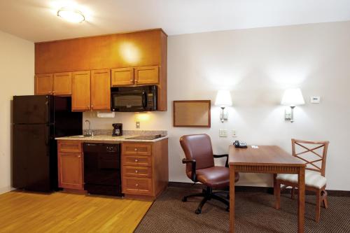 Кухня или мини-кухня в MainStay Suites Denham Springs - Baton Rouge East
