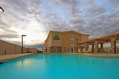 una gran piscina frente a un hotel en Holiday Inn Express Sierra Vista, an IHG Hotel, en Sierra Vista