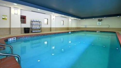 een groot zwembad in een hotelkamer bij Holiday Inn Express - Canyon, an IHG Hotel in Canyon