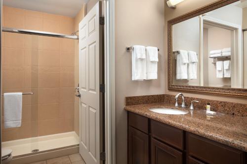 ห้องน้ำของ Staybridge Suites West Fort Worth, an IHG Hotel