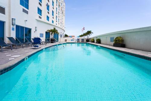 羅德岱堡的住宿－Crowne Plaza Hotel & Resorts Fort Lauderdale Airport/ Cruise, an IHG Hotel，一座建筑物中央的游泳池