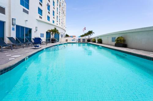 a swimming pool in the middle of a building at Crowne Plaza Hotel & Resorts Fort Lauderdale Airport/ Cruise by IHG in Fort Lauderdale