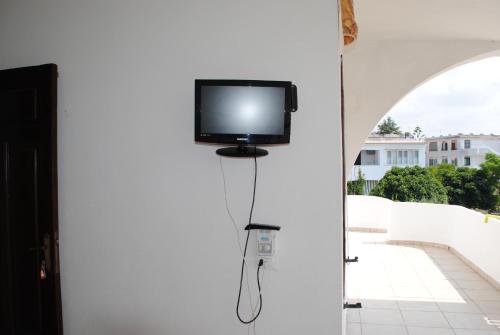 a tv on the side of a white wall at Casa vacanza lido del sole in Rodi Garganico