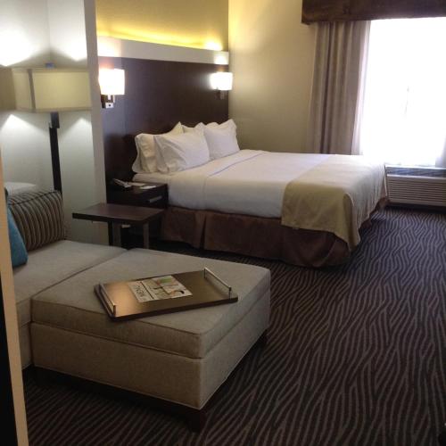 Кровать или кровати в номере Holiday Inn El Paso Airport by IHG