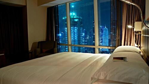 Cama o camas de una habitación en InterContinental Doha The City by IHG