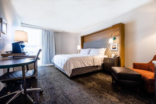 Holiday Inn Grand Haven-Spring Lake, an IHG Hotel tesisinde bir odada yatak veya yataklar