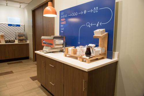 a shop with a counter with a blue wall at Holiday Inn Express & Suites - Fort Wayne North by IHG in Sunnybrook Acres