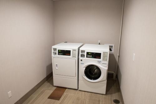 a washing machine and a washer in a room at Holiday Inn Express & Suites - Fort Wayne North by IHG in Sunnybrook Acres