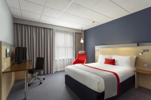 Krevet ili kreveti u jedinici u objektu Holiday Inn Express Edinburgh City Centre, an IHG Hotel