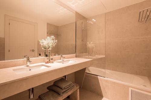 een badkamer met 2 wastafels en een douche bij MASCARAT BEACH in Altea