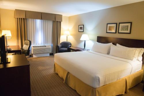 เตียงในห้องที่ Holiday Inn Express Devils Lake, an IHG Hotel