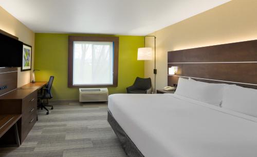 Llit o llits en una habitació de Holiday Inn Express Ellensburg, an IHG Hotel
