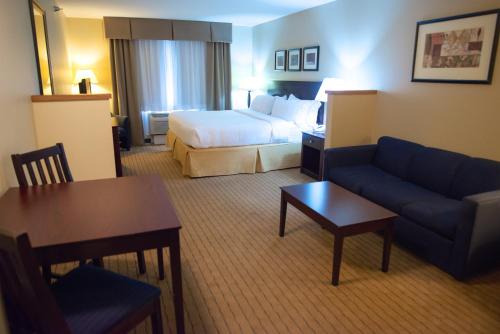 Katil atau katil-katil dalam bilik di Holiday Inn Express Devils Lake by IHG