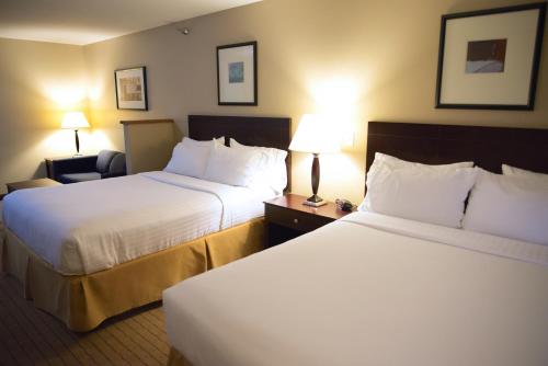 Katil atau katil-katil dalam bilik di Holiday Inn Express Devils Lake by IHG