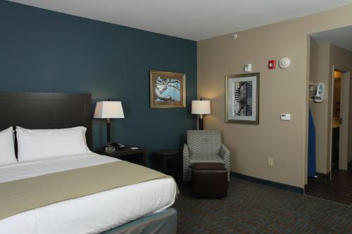 מיטה או מיטות בחדר ב-Holiday Inn Express Hotel & Suites Goldsboro - Base Area, an IHG Hotel