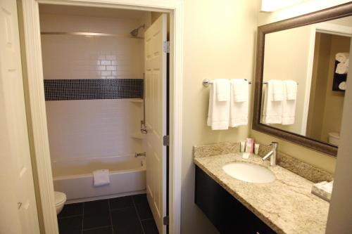 Ένα μπάνιο στο Staybridge Suites Grand Forks by IHG