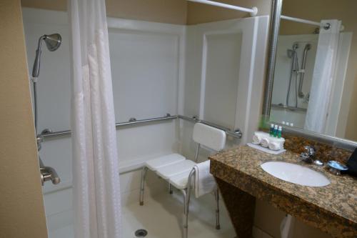 La salle de bains est pourvue d'un lavabo, de toilettes et d'une douche. dans l'établissement Holiday Inn Express Greensburg, an IHG Hotel, à Greensburg
