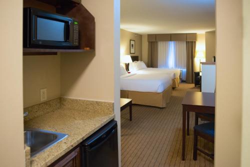 Katil atau katil-katil dalam bilik di Holiday Inn Express Devils Lake by IHG