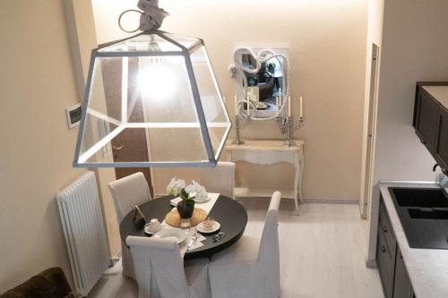 ボローニャにあるBeauty Case intimate, quiet and central apartmentのダイニングルーム(テーブル、椅子、鏡付)