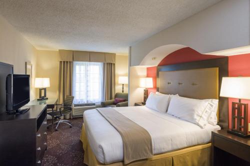 um quarto de hotel com uma cama grande e uma televisão em Holiday Inn Express Frazer - Malvern, an IHG Hotel em Frazer