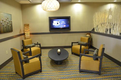 TV/Unterhaltungsangebot in der Unterkunft Holiday Inn Express Hotel & Suites Goldsboro - Base Area, an IHG Hotel