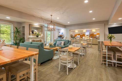 Μια τηλεόραση ή/και κέντρο ψυχαγωγίας στο Holiday Inn Express Fairhope - Point Clear by IHG