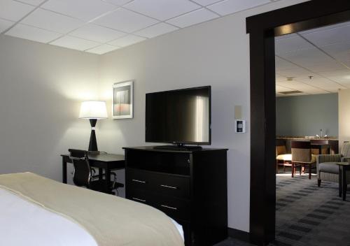 Televisyen dan/atau pusat hiburan di Holiday Inn Express Forsyth by IHG