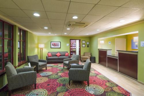 a living room filled with furniture and a couch at Holiday Inn Express Frazer - Malvern, an IHG Hotel in Frazer