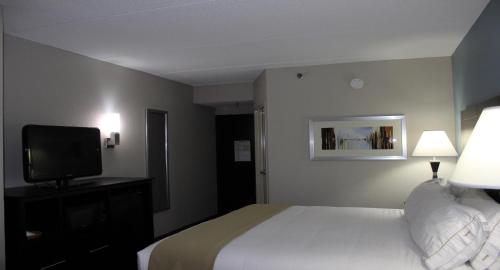 Katil atau katil-katil dalam bilik di Holiday Inn Express Forsyth by IHG