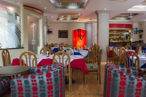 a restaurant with tables and chairs with red table cloth at Hotel Ambos Mundos in Mexico City