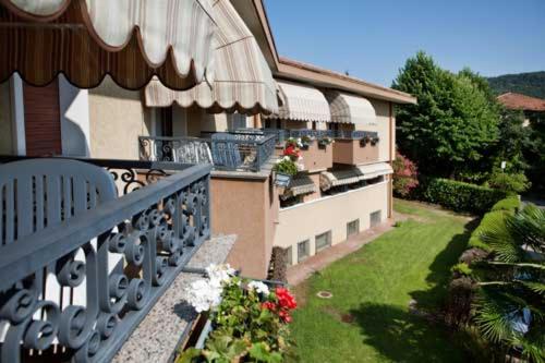 a balcony of a building with a yard with flowers at Hotel Lory in Garda