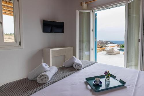 Кровать или кровати в номере Livadi House