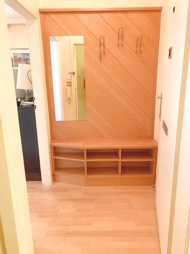 Zimmer mit einem Spiegel und einer Holzwand in der Unterkunft Pension Huber - Apartement Wien 20 in Wien