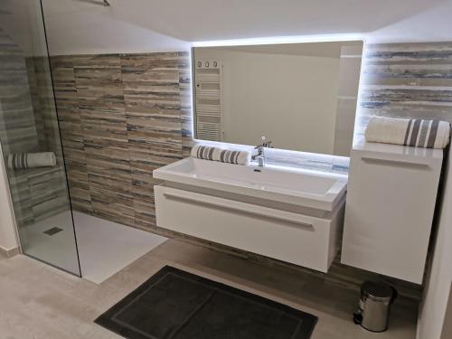une salle de bain avec un lavabo et un miroir dans l'établissement Magnifique Duplex vue Mer, à Menton
