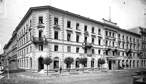 a black and white photo of a large building at Hotel Halm Konstanz in Konstanz