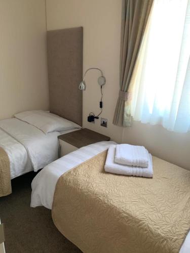 Ένα ή περισσότερα κρεβάτια σε δωμάτιο στο Logi-Bear Lodge with Hot Tub