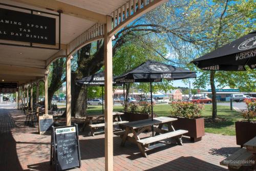Un restaurante u otro lugar para comer en The Royal Daylesford Hotel