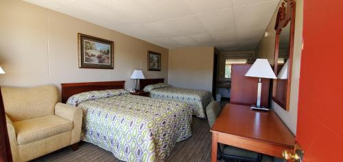 Postel nebo postele na pokoji v ubytování Economy Inn