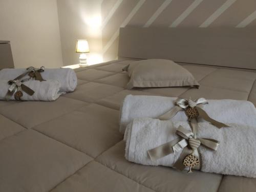 a bedroom with two beds with towels and bows at Casa Vanna in Torre del Greco