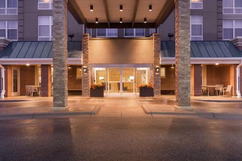 an empty parking lot in front of a building at night at Country Inn & Suites by Radisson, Bloomington at Mall of America, MN in Bloomington