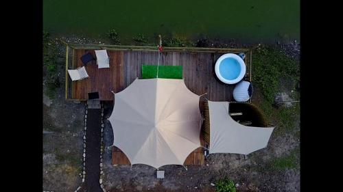 an overhead view of an umbrella and a toilet at Tiuma Park in Marsella