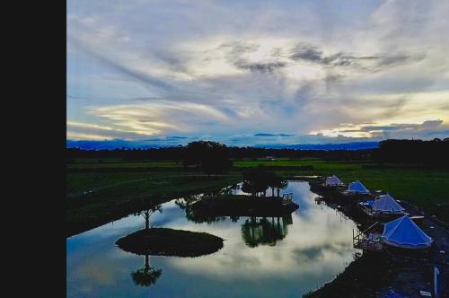 a view of a river with tents in a field at Tiuma Park in Marsella