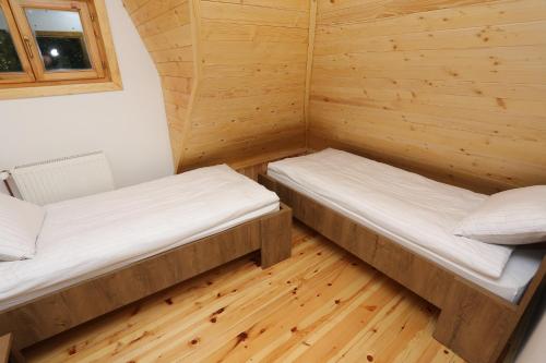 En eller flere senger på et rom på Tara Cottage